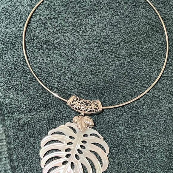 Sarah Coventry Womens Necklace Monstera Pendant - Picture 1 of 10